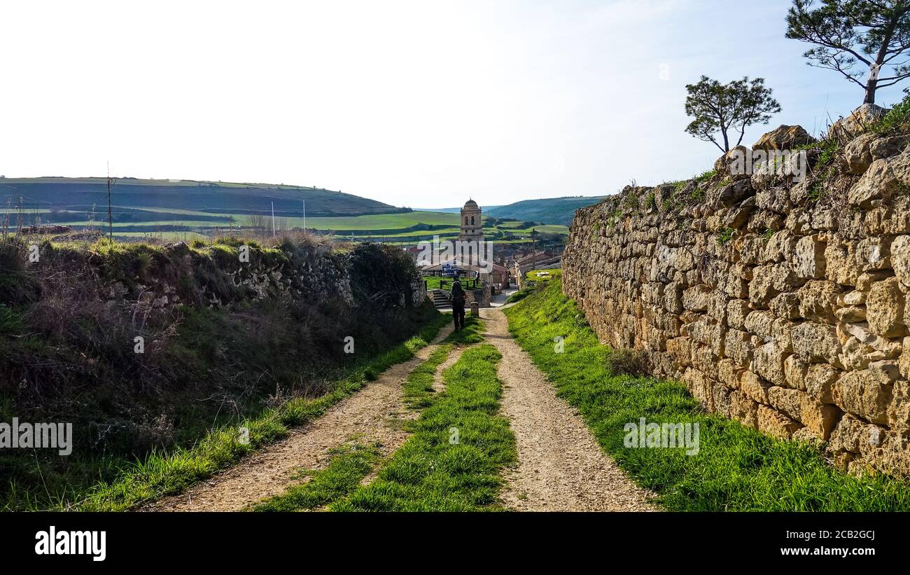 Der Mann geht durch die Felder - die französische Art des `Camino de Santiago` im Winter. Wallfahrten auf ihrer Reise durch Spanien. 2020 Stockfoto